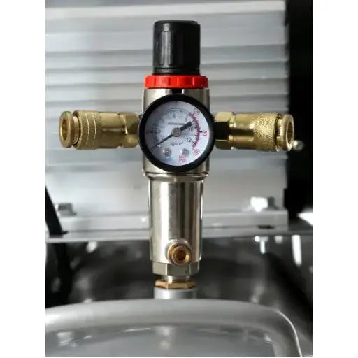 Trykkmåler for kompressor, frontvisning med sort ratt, to messingkoblinger og tydelig måleskive med rød markering.
