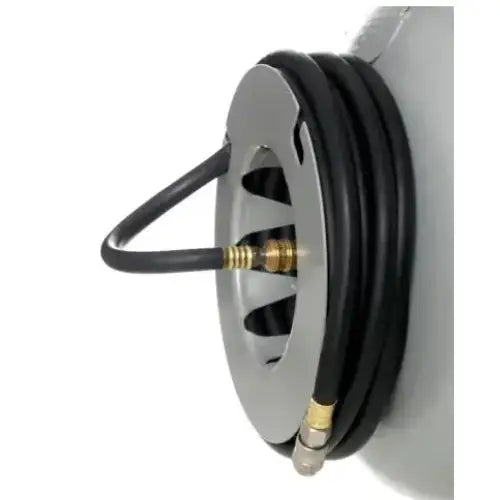 Kompressor 200L, nærbilde av sort gummislange med messingkobling festet i grå metallholder med hakk.