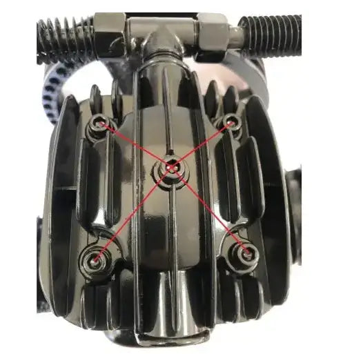 Kompressor 200L, nærbilde av sort metalldel med ribbet overflate og fire bolter markert i rødt kryssmønster.