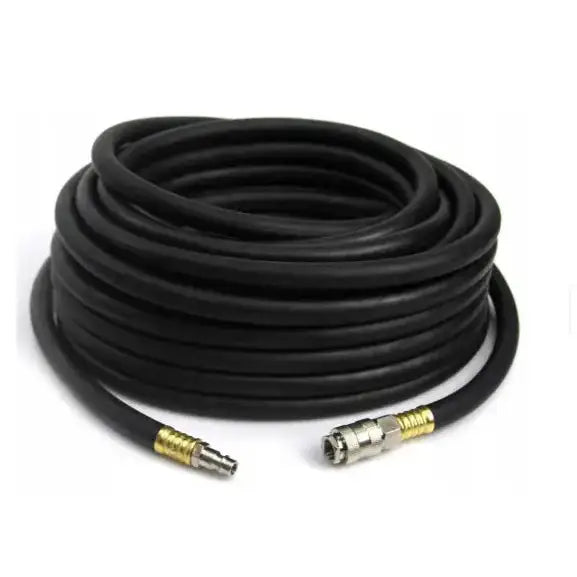 Fleksibel sort slange med messingkoblinger i begge ender, skrå vinkel mot hvit bakgrunn.