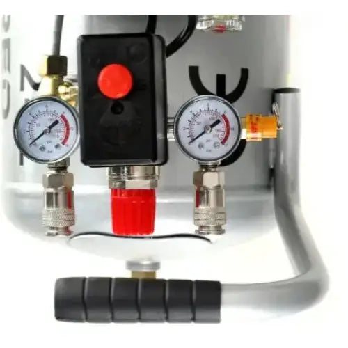 Kompressor 24L 8 bar, nærbilde av to trykkmålere, styringsboks og rødjusteringshjul montert på metallramme.