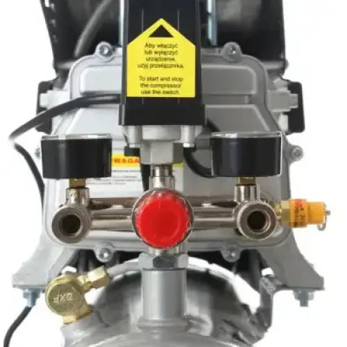 Kompressor 24L 8 bar, frontbilde med fokus på røde kontrollknapper, sorte ratt og synlige advarselsetiketter.