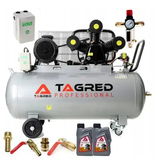 Kompressor med 300 liters tank, trefaset motor og TAGRED-logo, sidevisning med tilbehør som slanger og oljekanner.