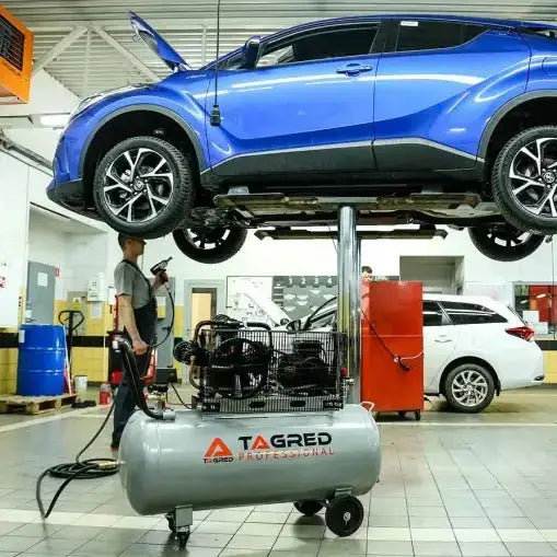 Kompressor med tre stempler, 300L, sidevisning i verksted foran blå bil på løfteplattform.