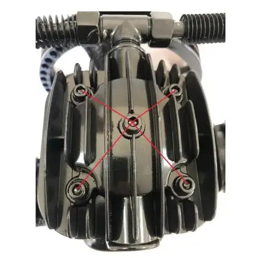 Kompressor 300L, oversiktsbilde av sort metallkomponent med fire rødt markerte skruer og detaljerte kjøleribber.