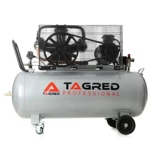 Kompressor med 300 liters tank, tre stempler og beskyttelsesgitter, sidevisning med logo og hjul.