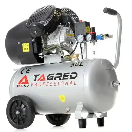 Kompressor 50L, skrå forside som viser trykkmålere, bærehåndtak og logo på sølvfarget tank med hjul.