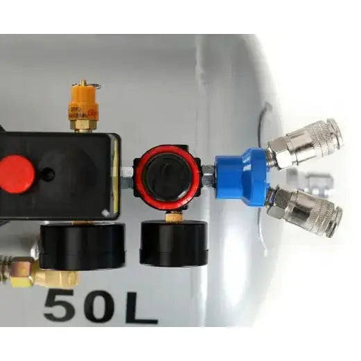 Kompressor 50L, nærbilde av trykkregulator med to manometre, fargede koblinger og tydelig 50L merke.