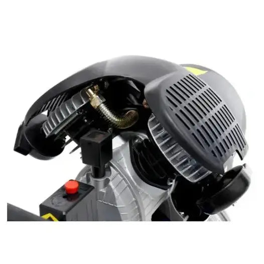 Kompressor 50L, nærbilde av motorens øvre del med svarte og sølvfargede deksler og rød knapp.