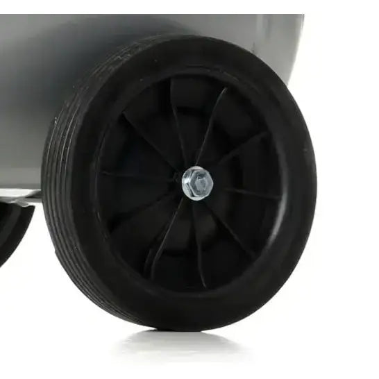 Sort plasthjul med seks eiker og metallmutter, sidevisning viser tydelig slitemønster til kompressor 50L.