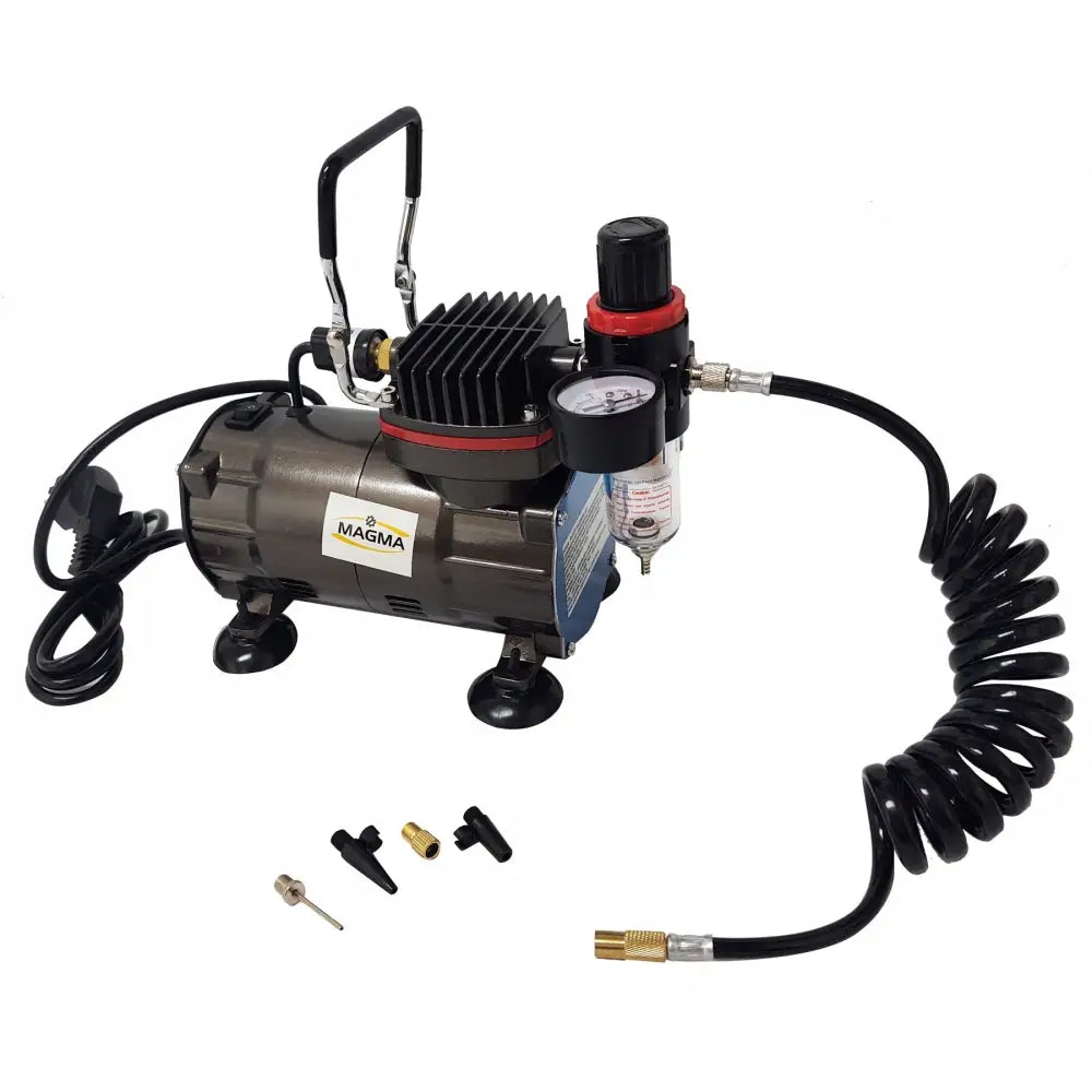 Kompressor pumpe for oppblåsing, sidevisning med bærehåndtak, trykkmåler og fire ulike dyser foran.