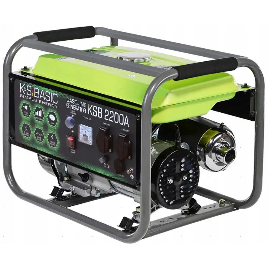 Bensindrevet Konner & Sohnen strømaggregat med grønn topp og synlige stikkontakter på frontpanelet.