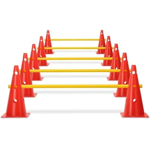Koordineringssett med åtte oransje kjegler og fire gule stenger, arrangert i treningsoppsett på hvit bakgrunn.