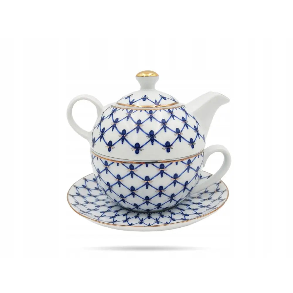 Kopp, skål og tekanne Svetlana Bogucice med blått nettmønster og gylne detaljer, sett rett forfra mot hvit bakgrunn.