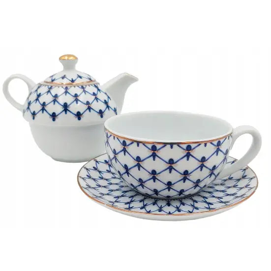 Kopp, asjett og tekanne i hvitt porselen med blått rutemønster og gullkant, front- og sidevisning.