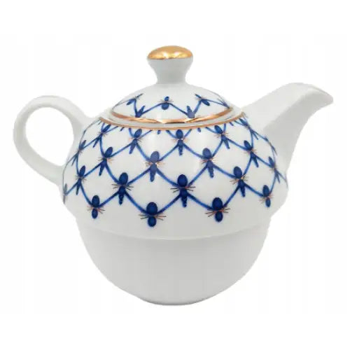 Tekanne Svetlana Bogucice i hvitt porselen med blått rutemønster, gullkantet lokk, sidevisning av håndtak og tut.