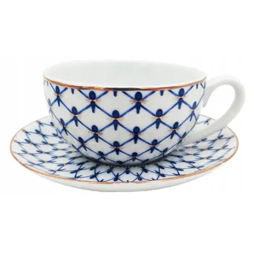 Kopp med asjett og kanne i hvitt porselen, blått rutemønster og gull, sidevisning med fokus på detaljene.