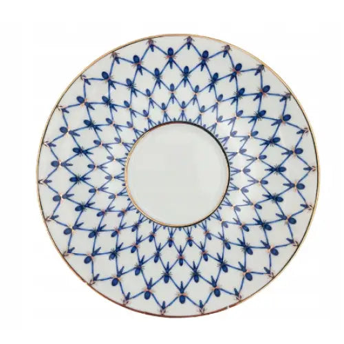 Porselensfat fra Svetlana Bogucice, sett ovenfra med blå mønstre, røde detaljer og elegant gullkant.