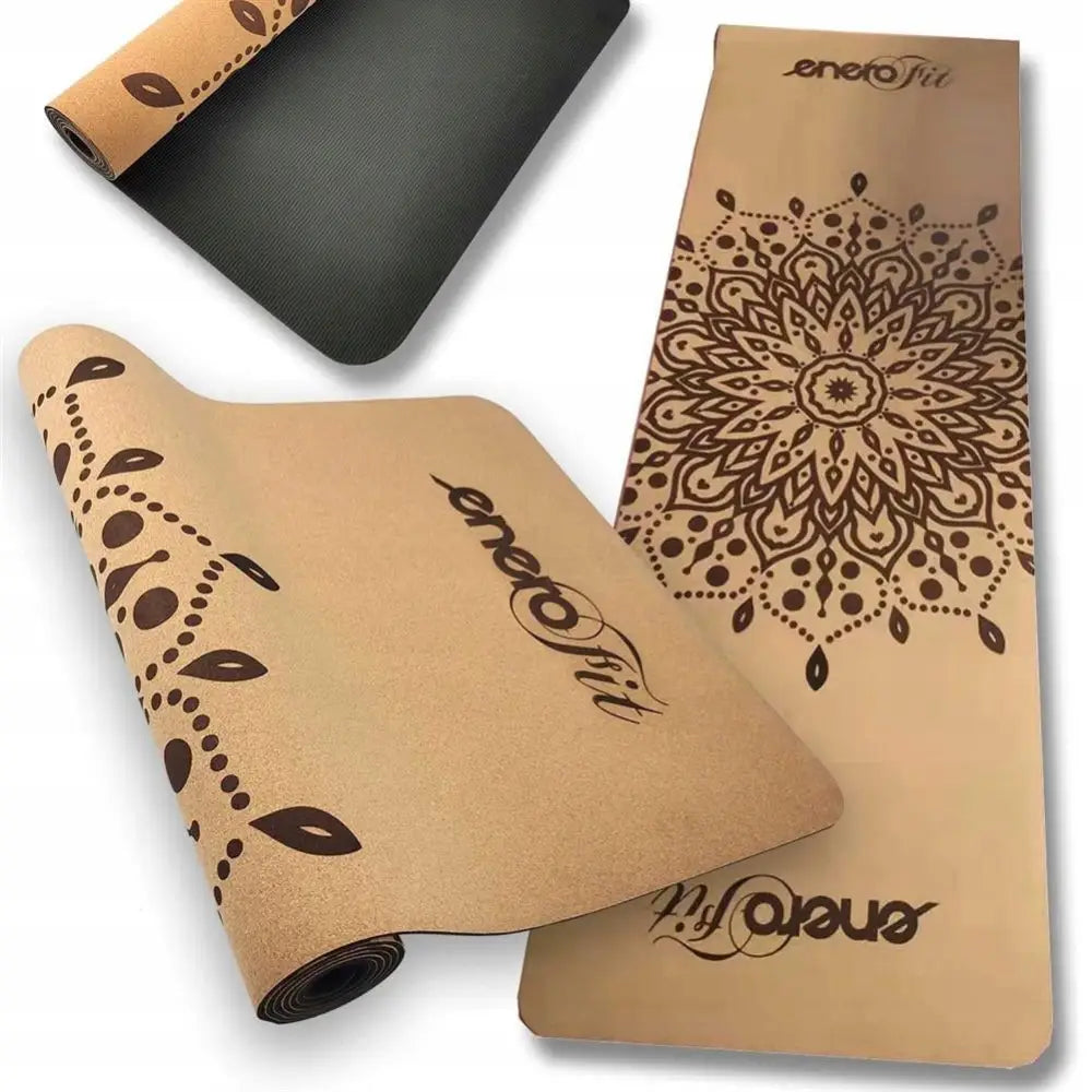Kork yogamatte fra Enero Fit, utrullet med mandalamønster, sort underside og delvis rullet forside.