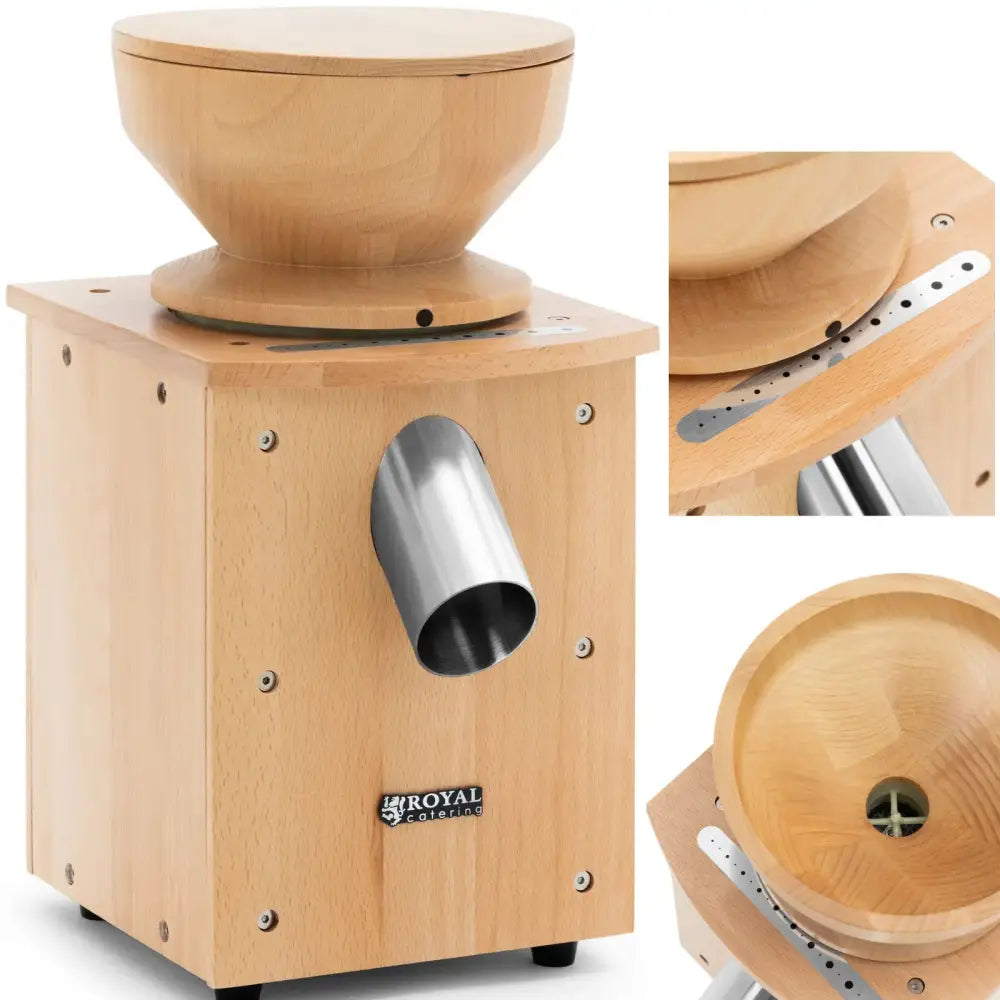 Kornmølle i lyst tre, skråvisning med fokus på rund beholder, metallrør og detaljerte overflater.