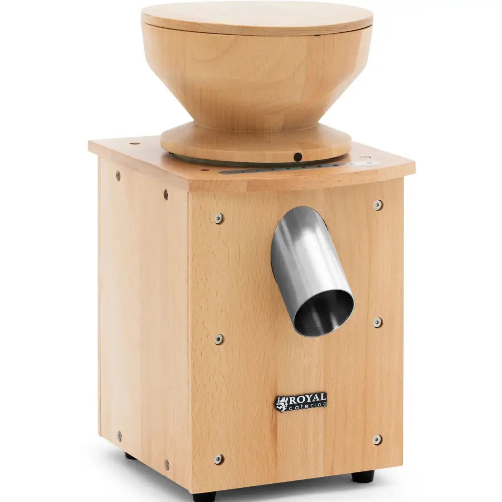 Kornmølle i lyst treverk, sidevisning med sylinderformet metallrør, synlig logo og skruer på forsiden.