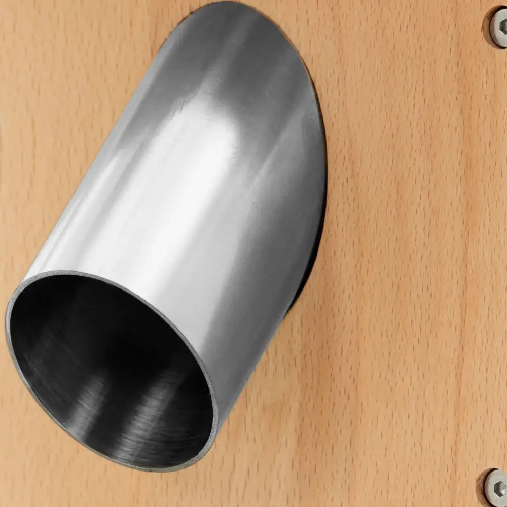 Kornmølle for hvete, mais og ris, nærbilde av metallrør festet i treplate med synlige skruehoder.