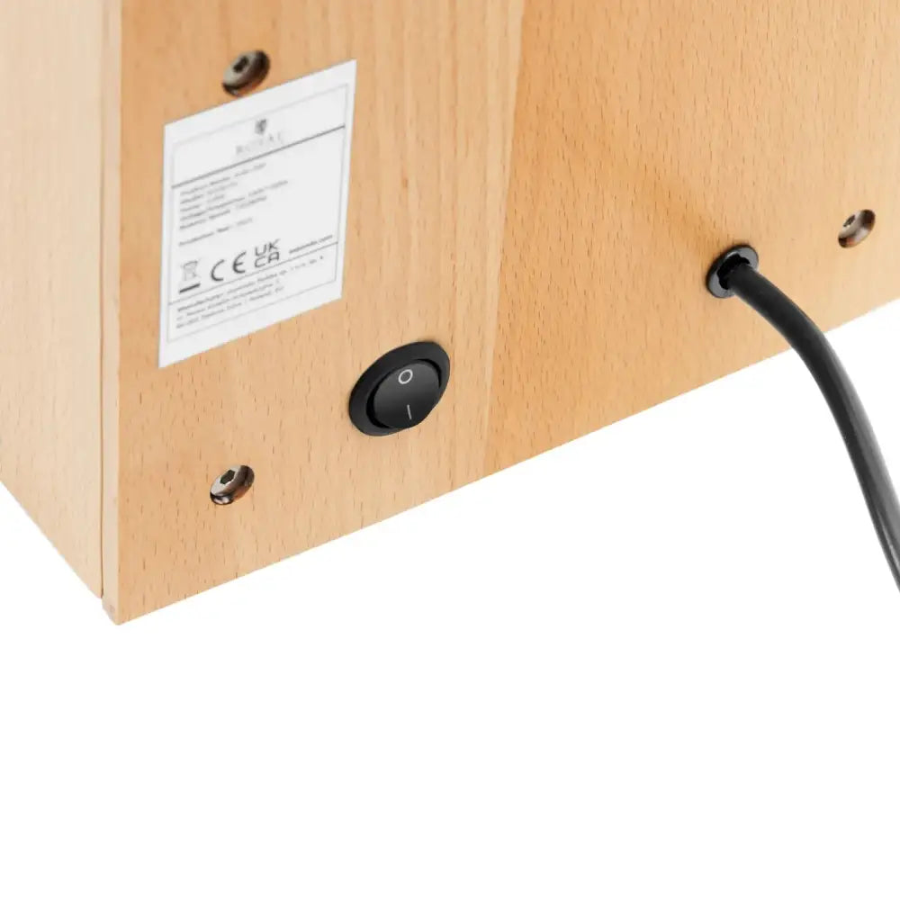 Kornmølle, nærbilde av bakside med synlig svart av/på-bryter, strømkabel og informasjonsetikett.