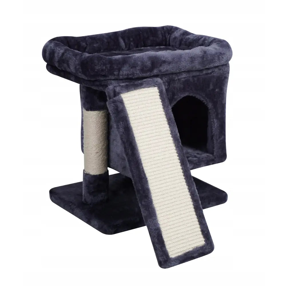 Kattemøbel i mørk plysj med hule, rampe i lys sisal og opphøyd liggeplass, avbildet skrått forfra.