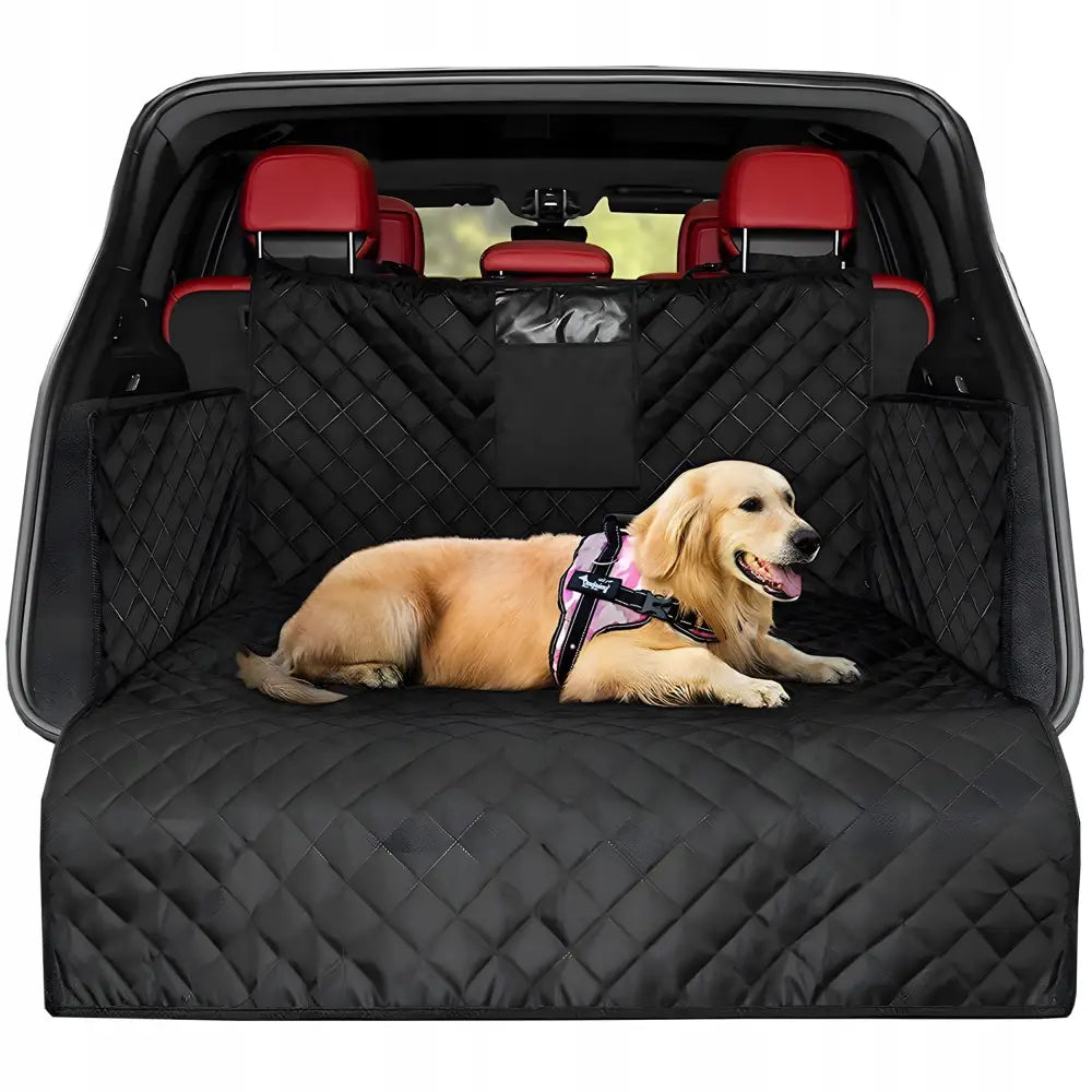 Kraftig bagasjeromsmatte bur for hund, sort quiltet trekk i bil med gylden retriever liggende komfortabelt.