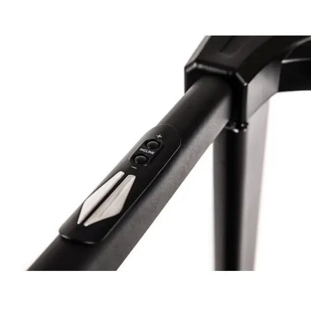 Tredemølle Zipro Notus, nærbilde av sort håndtak i matt metall med innebygde incline- og justeringsknapper.