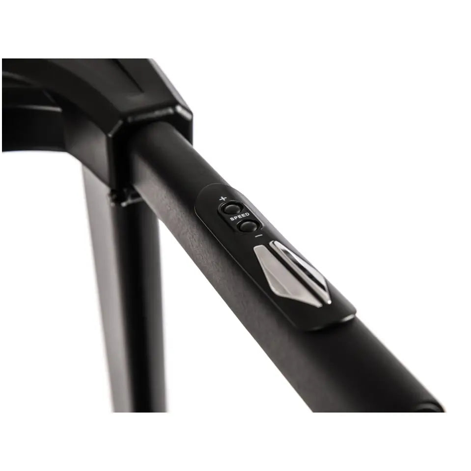 Tredemølle Zipro Notus, skrått sidebilde av sort metallhåndtak med synlige knapper og sølvfarget detalj.