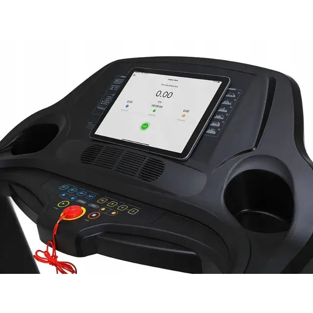 Tredemølle Zipro Notus, nærbilde av svart kontrollpanel med stor skjerm, fargede knapper og to koppholdere.