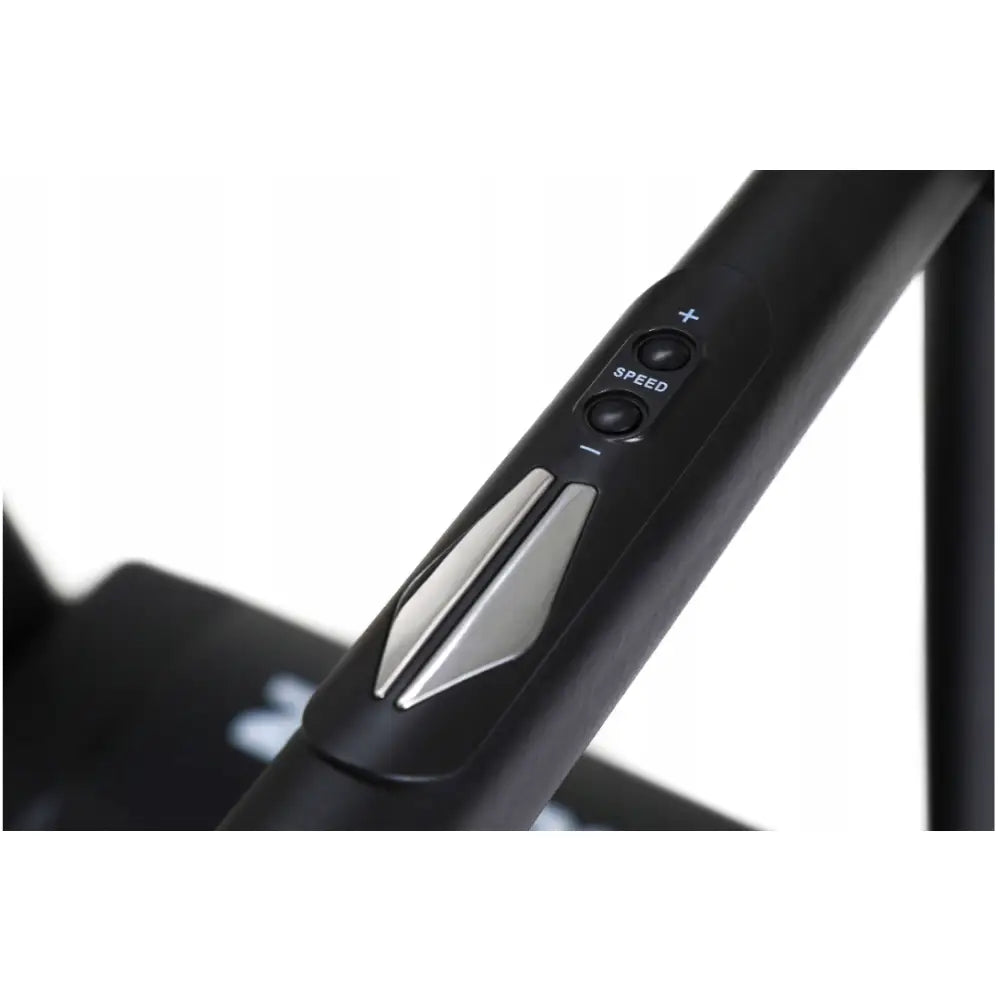 Tredemølle Zipro Notus, nærbilde av svart håndtak med sølvdetalj og to hastighetsknapper.