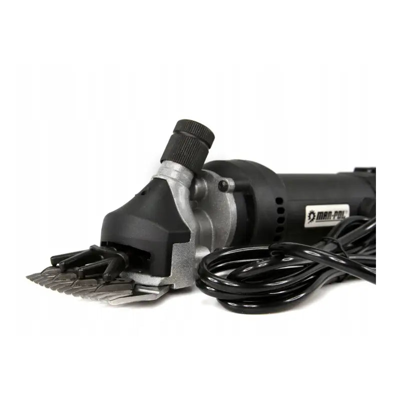 Kraftig klippemaskin for sau og storfe, nærbilde av klippehodet med fokus på justeringsskrue og synlig strømkabel.