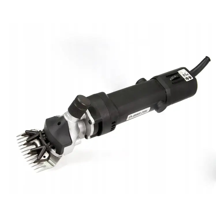 Kraftig klippemaskin for sau og storfe, skrå vinkel med fokus på skjæreblader og justeringshjul i front.