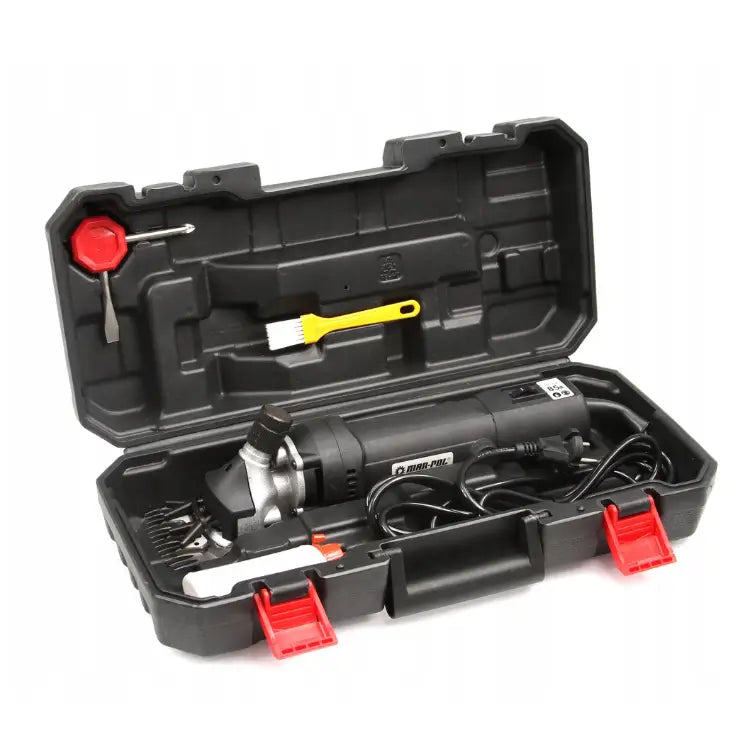 Kraftig klippemaskin for sau og storfe med børste og olje, oversiktlig arrangert i åpen plastkoffert med røde låser.