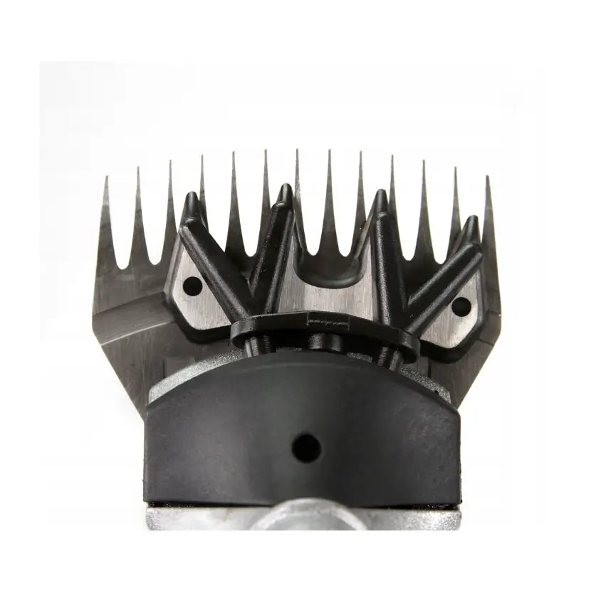 Kraftig klippemaskin for sau og storfe, detaljert nærbilde av taggete metallblader og solid svart underdel.