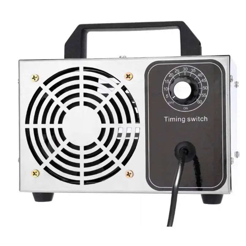 Kraftig ozongenerator sett forfra, viser ventilator, sort tidsbryter, håndtak og strømledning mot lys bakgrunn.