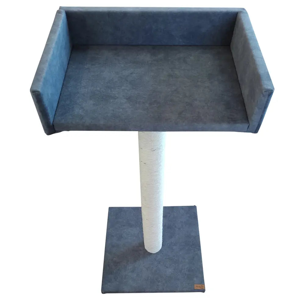 Krattemøbel i tre for katt, frontvisning med mørkeblå liggeplass, høye kanter og hvit sisalstolpe på firkantet base.