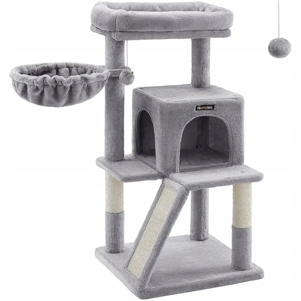 Krattemøbel Kattetreet Seng Tårn Grå, skrå forsidevisning med hus, seng, hengekøye og hengende lekeball i plysj.