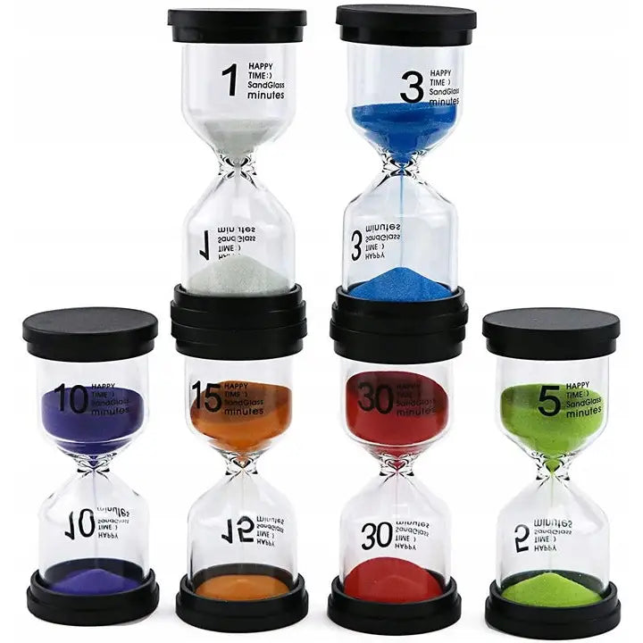 Kreativt timeglass-sett for barn, syv glass-timeglass med fargerik sand og sorte lokk, sett forfra.