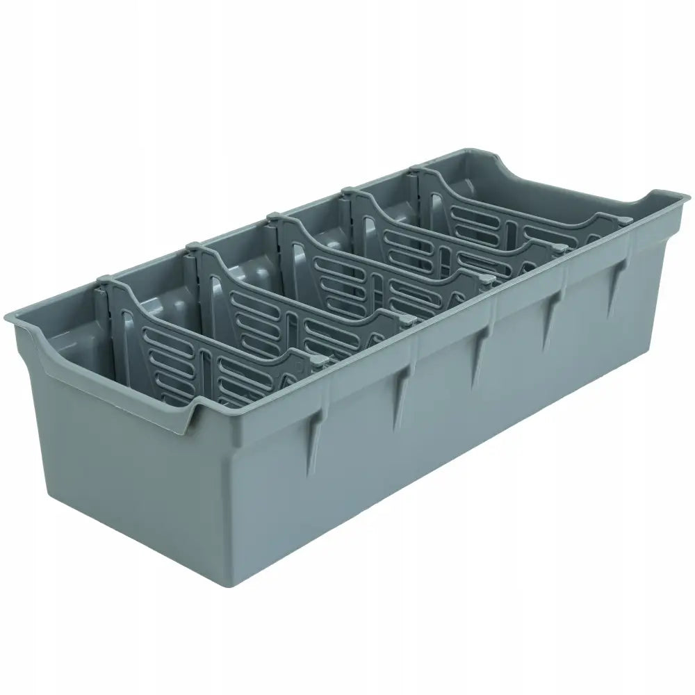 Krydderbeholder med flere rom, grå plast med åpne sider, innvendige riller og jevn overflate, sett skrått.