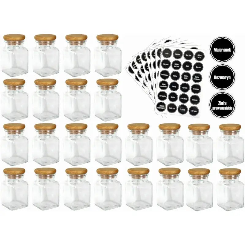 Krydderglass sett med 24 firkantede glasskrukker, lyse trekorker og ark med svarte etiketter til høyre.