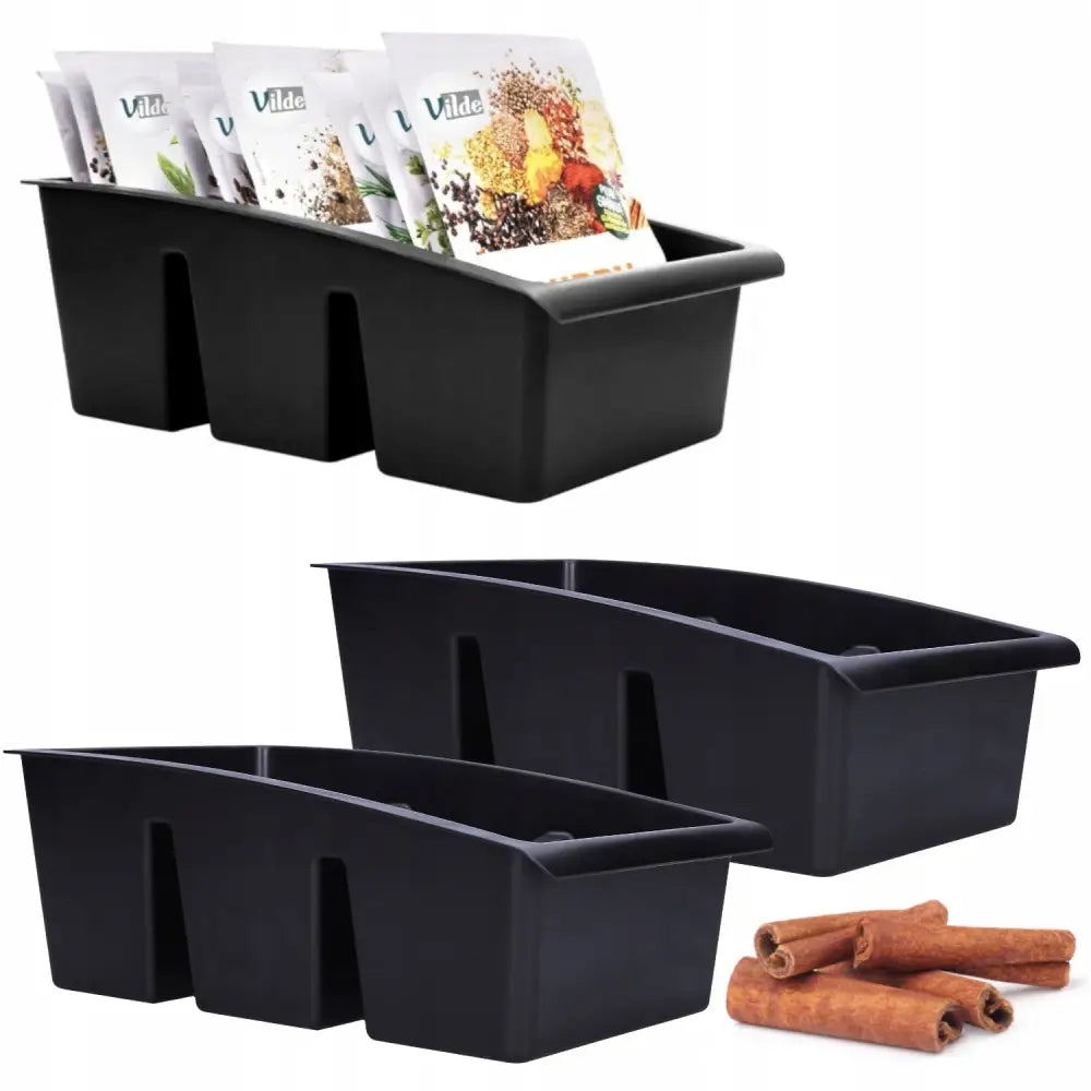 Krydderorganisator i sort plast med tre rom, fylt med krydderposer, sett ovenfra og fra siden.