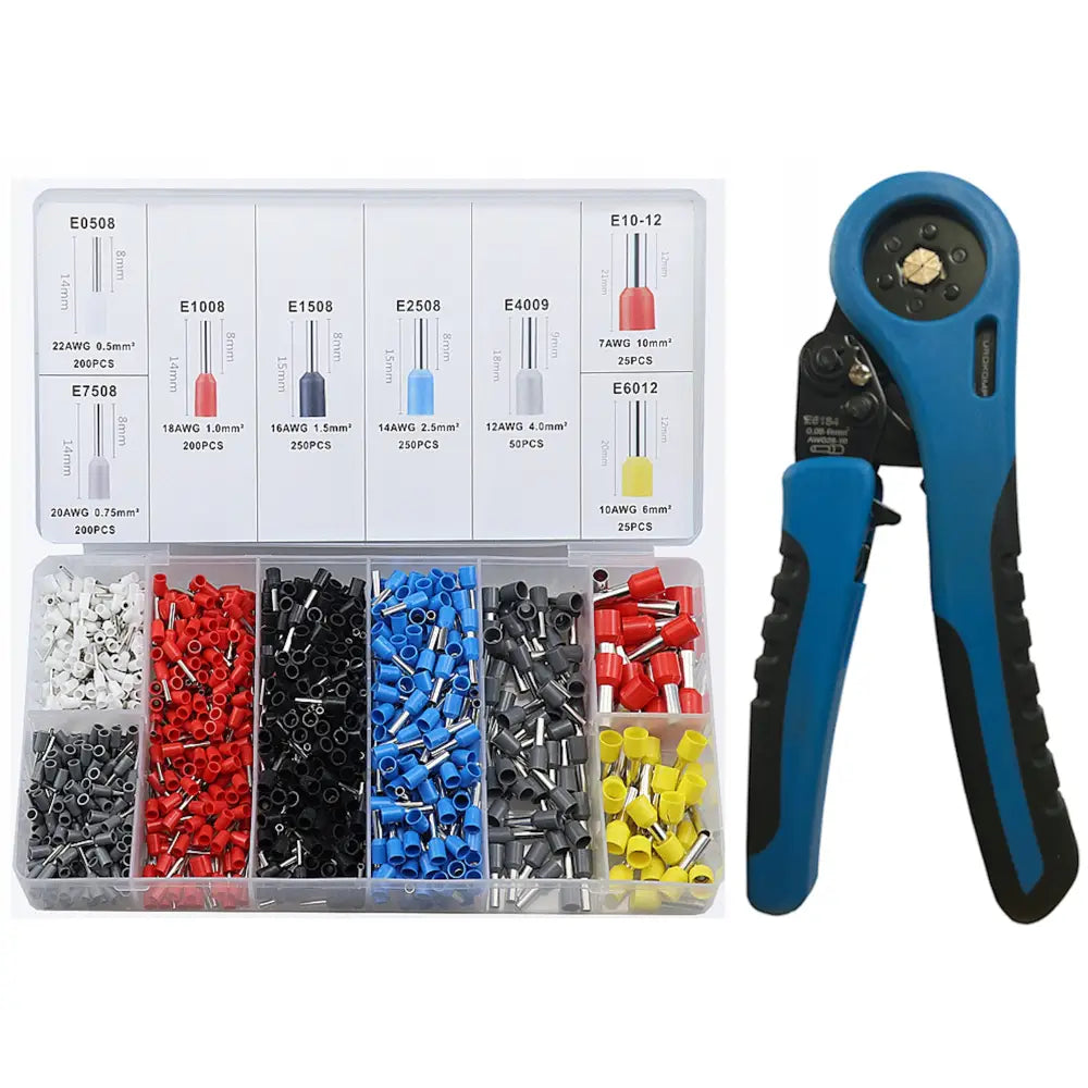 Krympetang for kabelskoer i blått og svart, vist med sortert utvalg fargede kabelender i plastboks ovenfra.