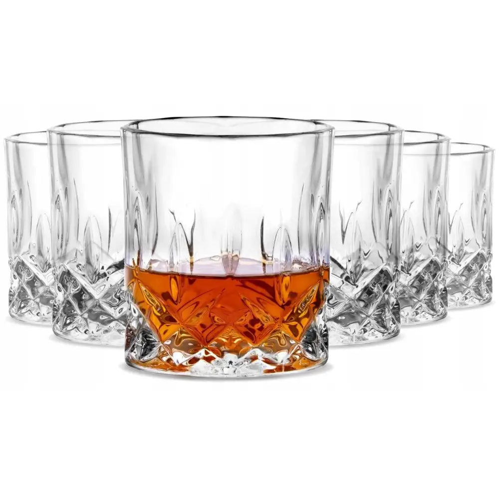 Krystall whiskyglass Bohemia Classico, seks glass med slipt mønster, ett med ravfarget drikke, frontvisning.