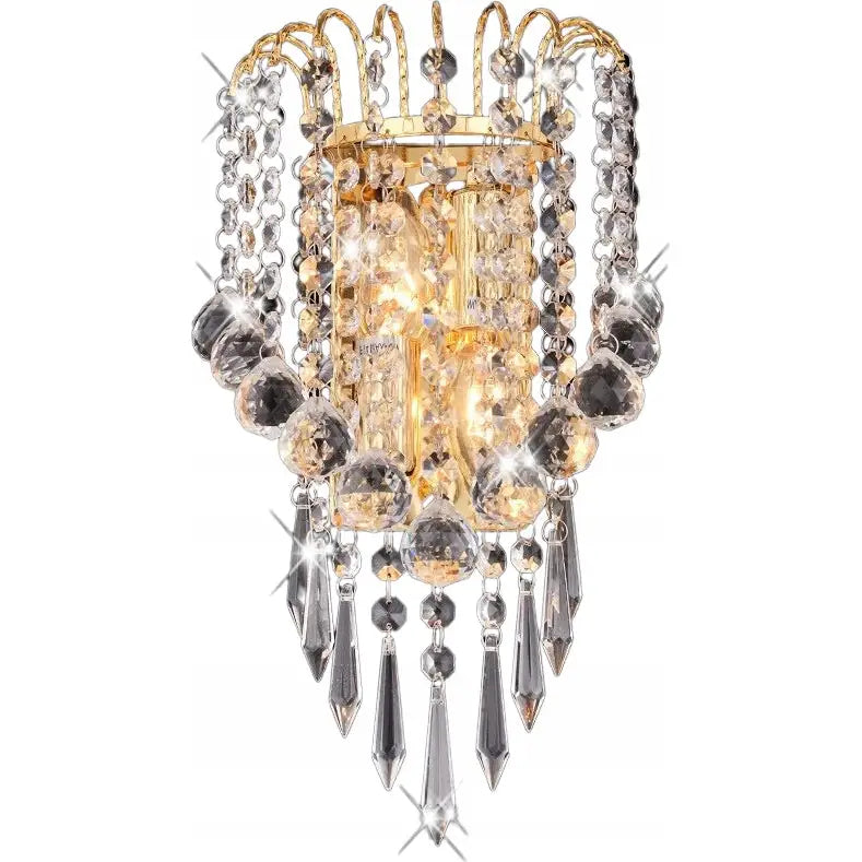 Krystallvegglampe i gyllen utførelse, frontvisning med klare prismer og fasetterte kuler som reflekterer lyset.