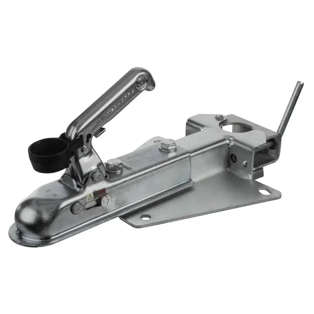 Kulekobling med støttehjulstøtte, metallisk finish, skråvisning av håndtak med sort kappe og monteringsplate med hull.