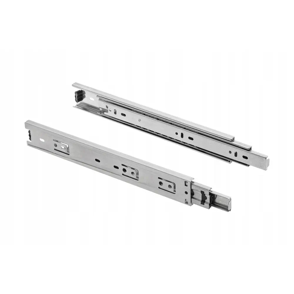 Kuleføringskinne H45 for skuffer, sølvfargede teleskopskinner sett fra skrå vinkel med monteringshull.