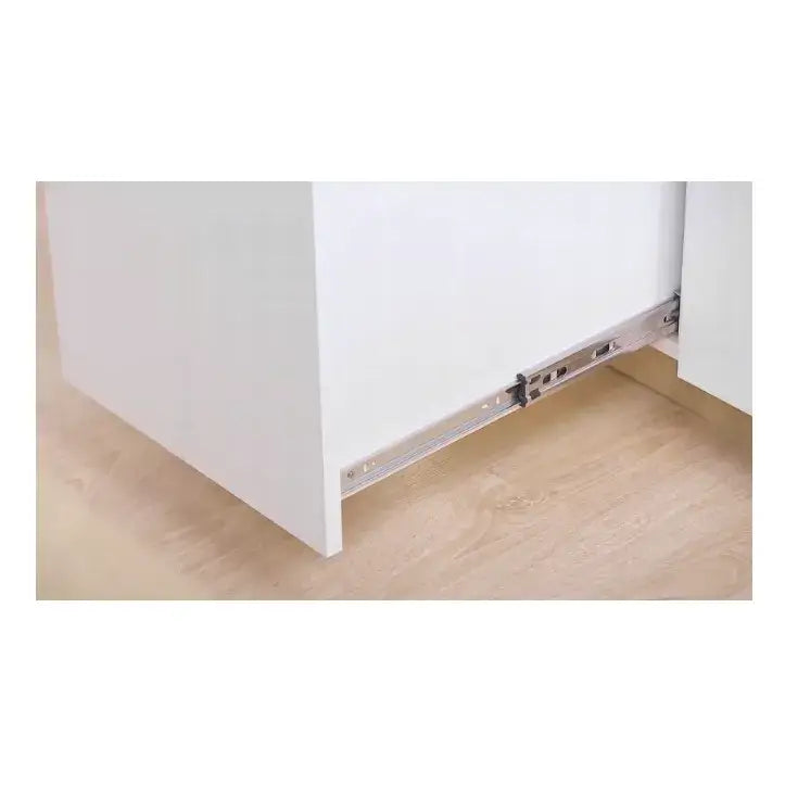 Kulelagerskinne for skuff, sidevisning som fremhever metallskinnen og detaljert glidebeslag nær gulvet.